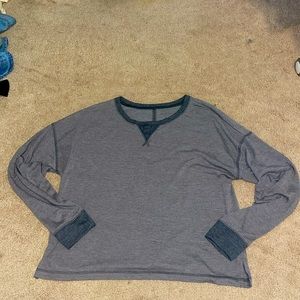 gray long sleeve shirt